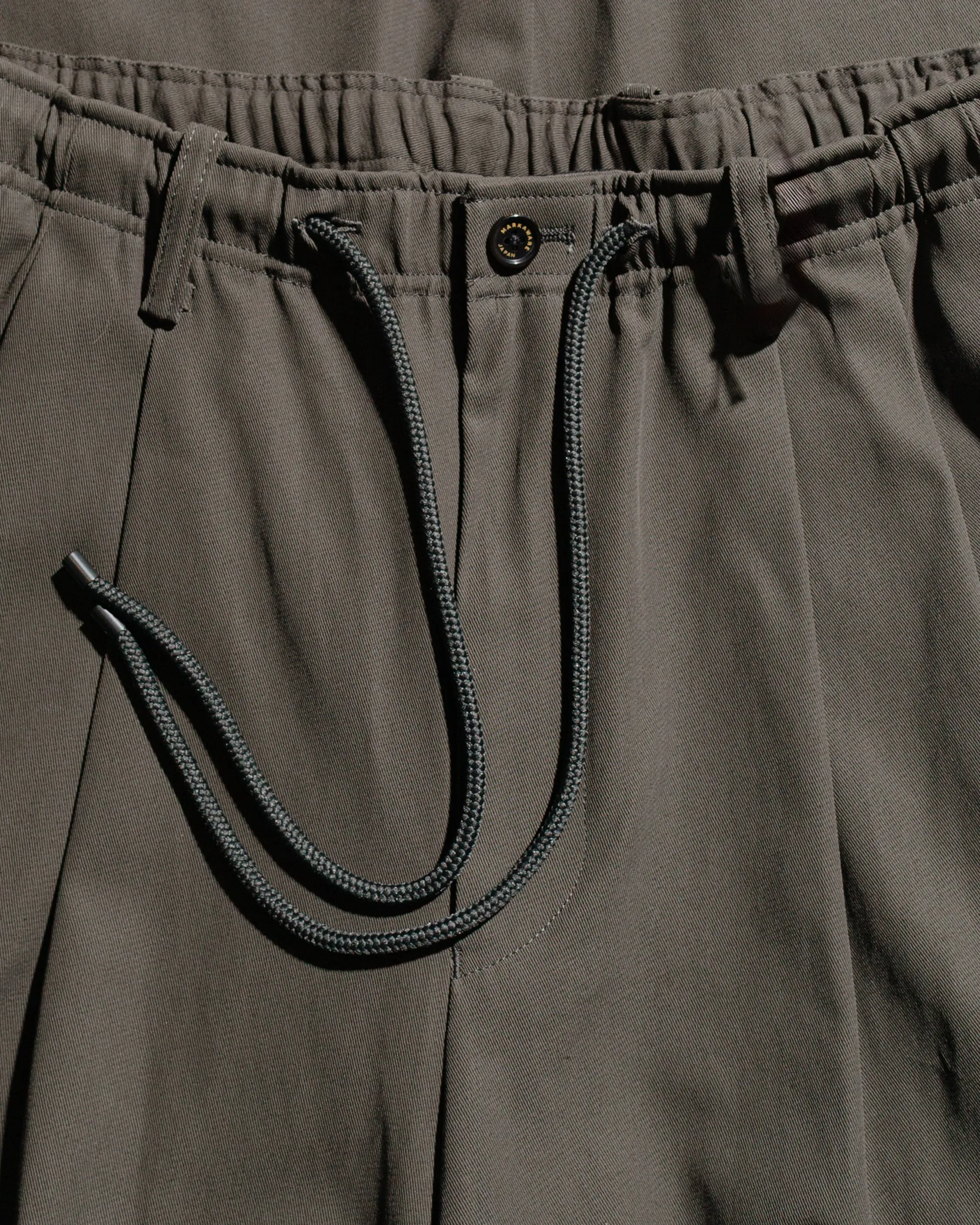 MARKAWARE Triple Pleated Easy Trousers Organic Giza Voile Yarn Twill Dark Olive