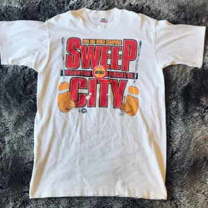 Rockets 1995 World Champions Sweep City Tee (White)